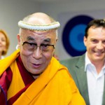 Далай Лама благословляет муайтай